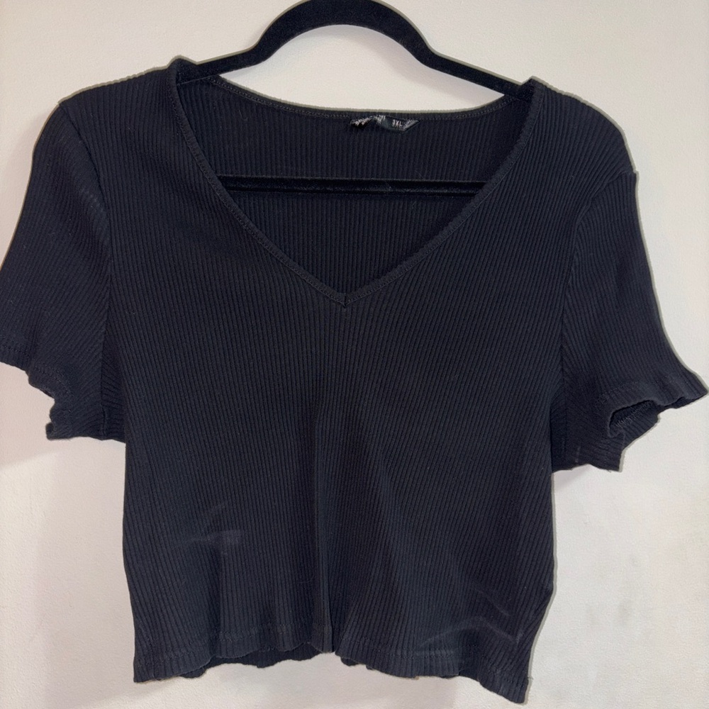 🔥Black Ribbed V-Neck Crop Top🔥